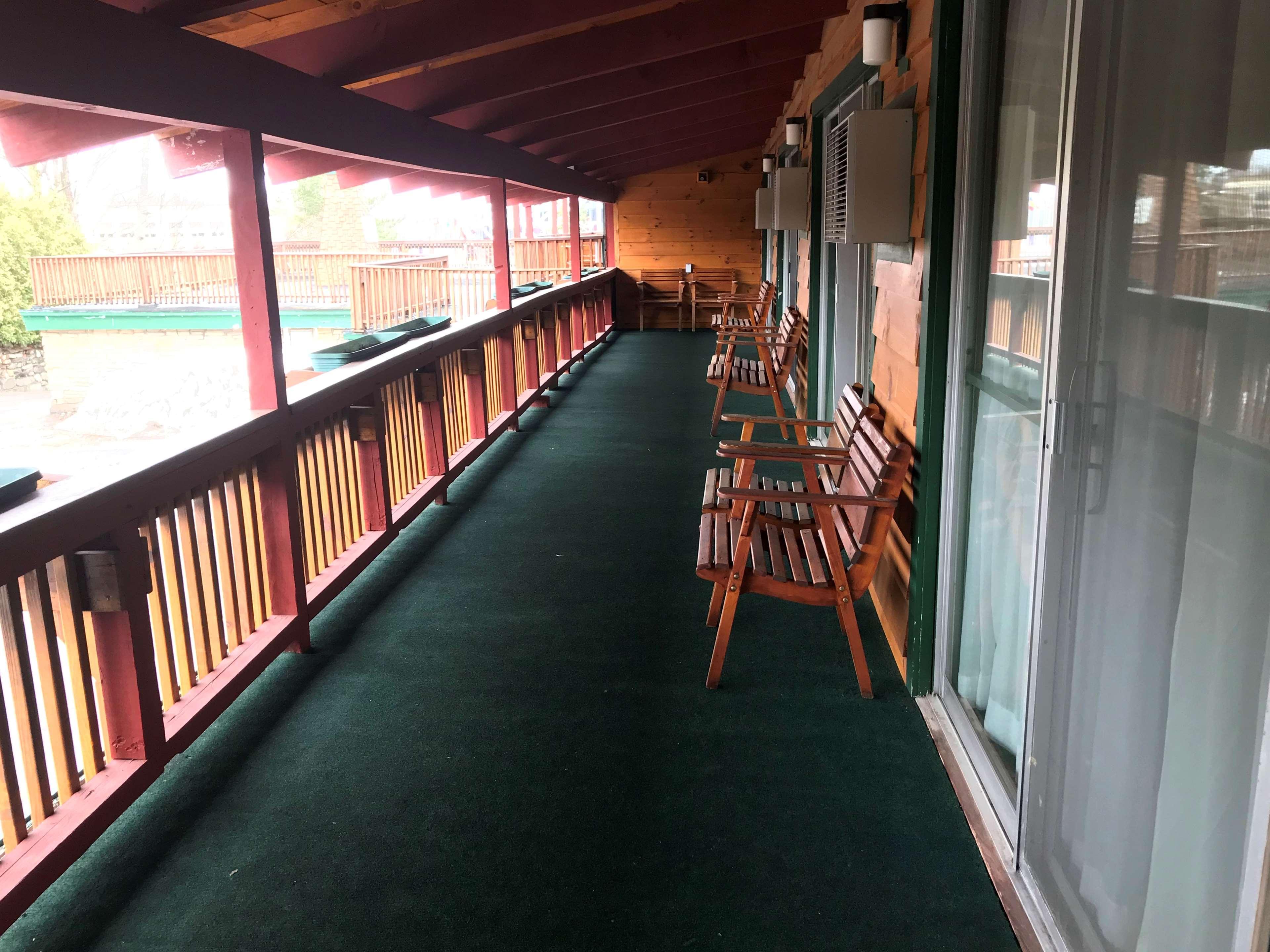 Best Western Adirondack Inn Lake Placid Exterior photo
